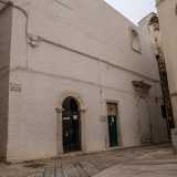 Per raggiungere il monastero delle �Suore crocifisse� ci rechiamo nel centro storico di Rutigliano. Qua si apre la larga piazza Colamussi, su cui si stagliano le mura in pietra bianca del complesso religioso